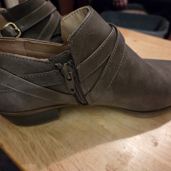 Life Stride Velocity 30 Women’s Buckle Accent Almond Toe Block Heel Bootie - Picture 14 of 15